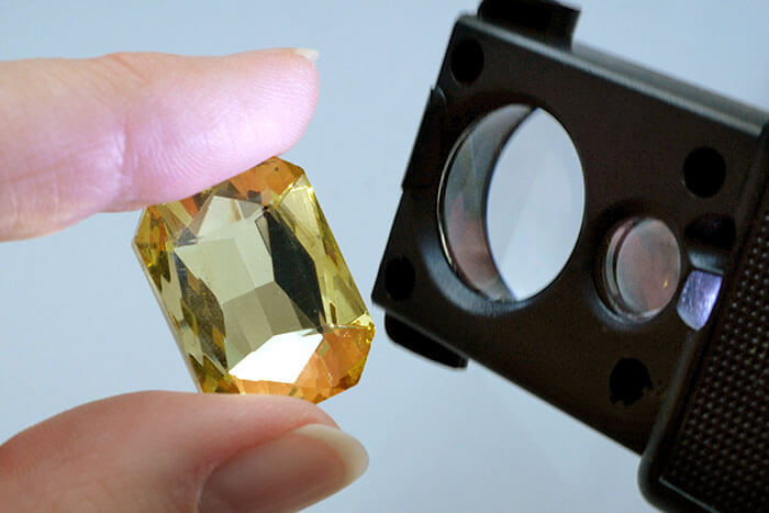 discover essential tips for choosing the right gemstone appraiser. learn how to select a qualified expert to assess your precious gems with confidence and accuracy.