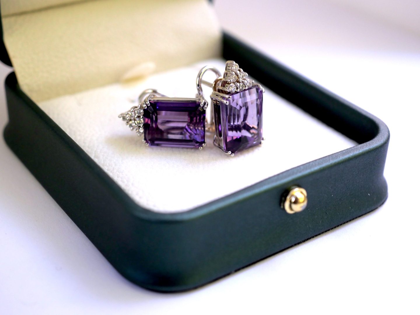discover the benefits and strategies of gemstone investment, exploring how precious stones like diamonds, rubies, and sapphires can diversify your portfolio and offer long-term financial security.
