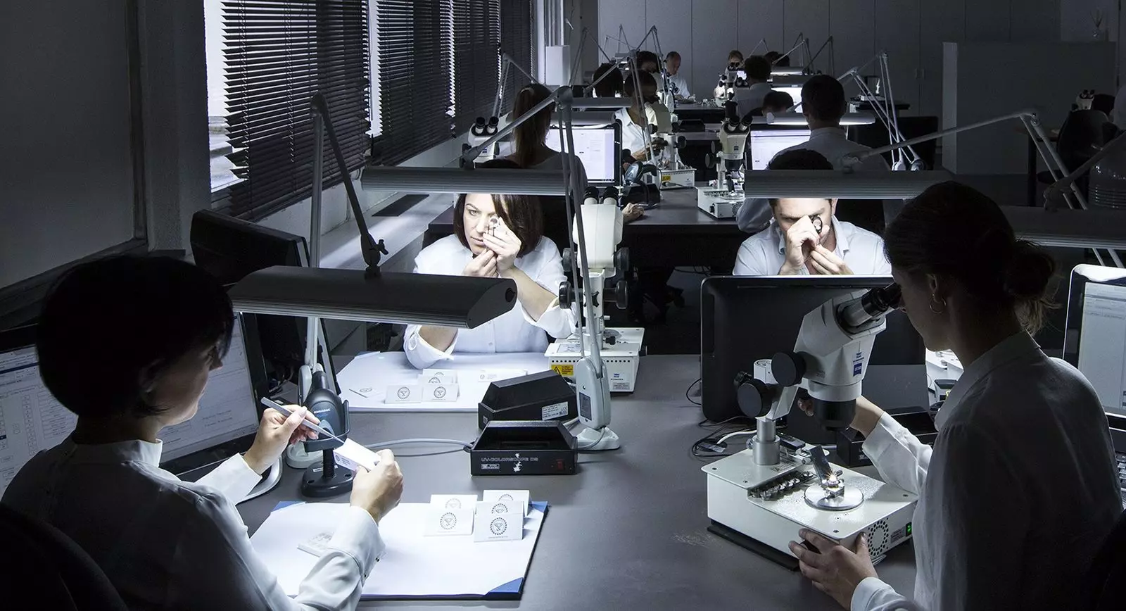 discover what defines a gemstone lab's reputation, including accuracy, certification standards, and industry trust. learn how reputable gemstone labs ensure authenticity and quality for your precious stones.